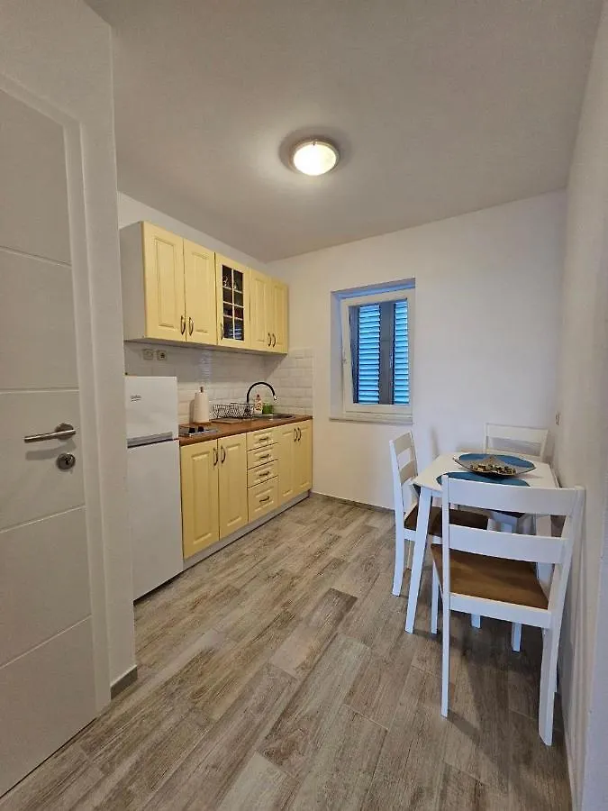 Apartment Apartman Lila Cunski